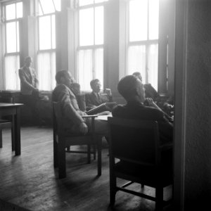 Prins Bernhard in bespreking met gezelschap, Bestanddeelnr 902-7422