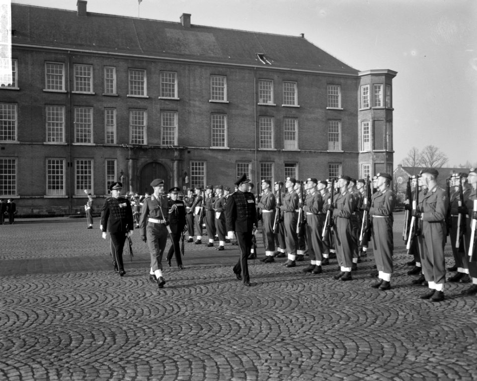 Prins Bernhard bij installatie Koninklijke Militaire Academie te Breda Inspecti, Bestanddeelnr 913-2211