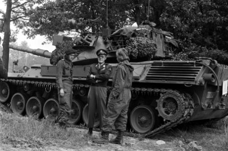 Prins Bernhard bezoekt Big Ferro , Prins Bernhard praat met tankbemanning, Bestanddeelnr 926-6934