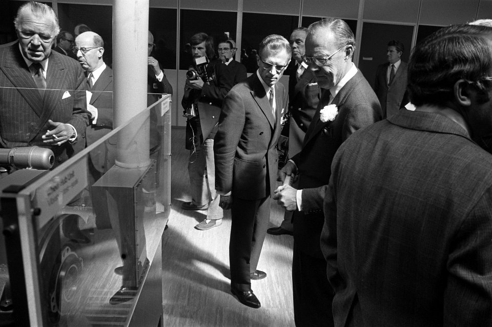 Prins Bernhard en prins Bert van Zweden tijdens rondleiding, Bestanddeelnr 925-5425