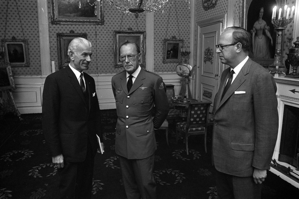 Prins Bernhard in gesprek met afgevaardigden van Esso, Bestanddeelnr 925-5889