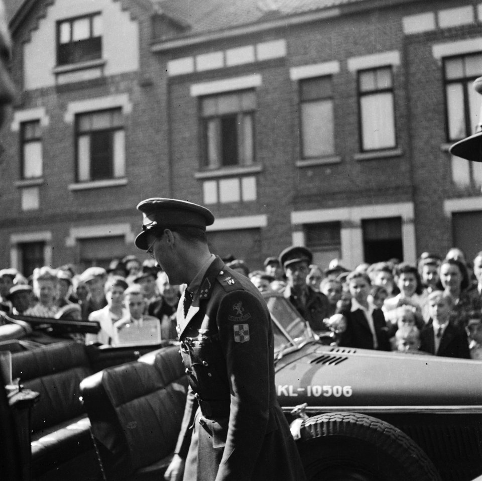 Prins Bernhard bij zijn stafauto, Bestanddeelnr 900-5815