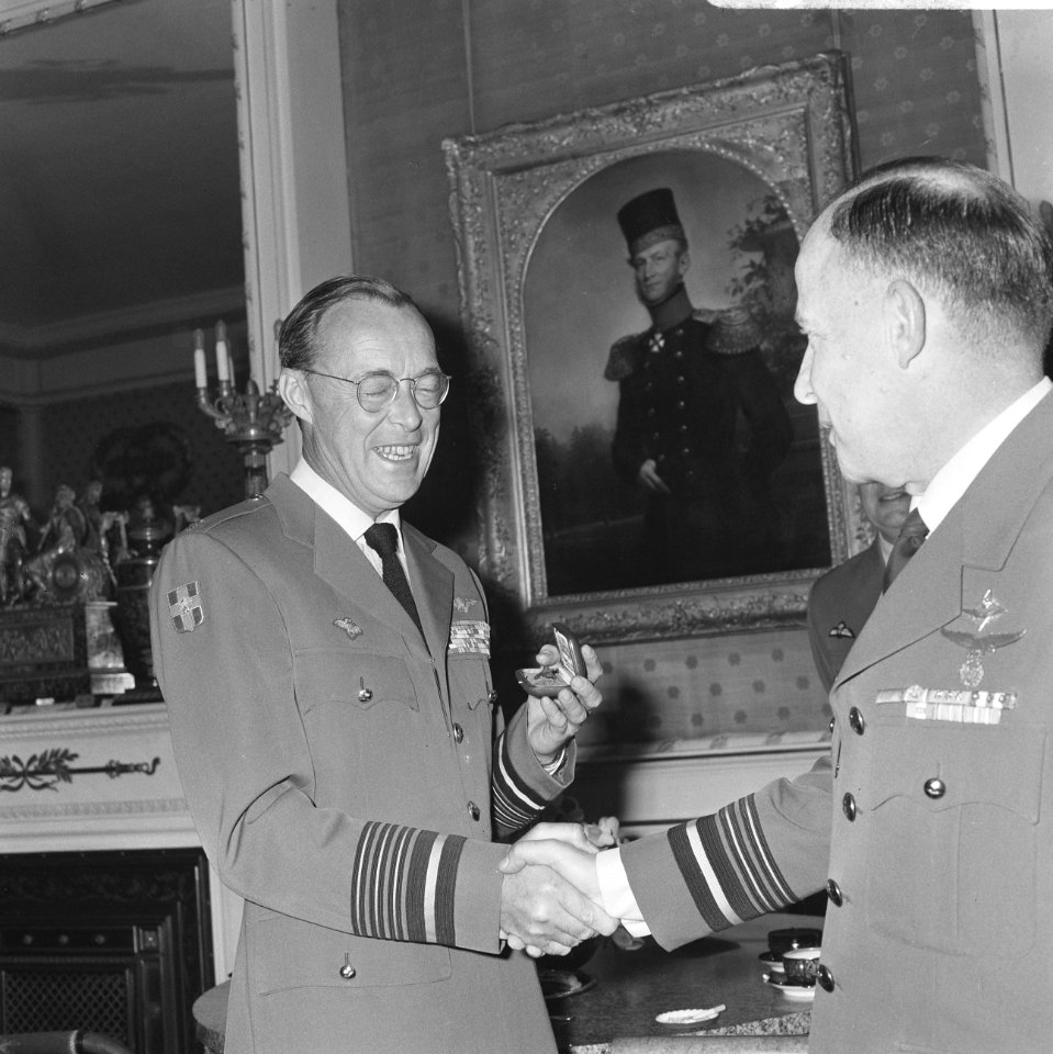 Prins Bernhard ontvangt gouden vliegersinsigne van Luitenant-Generaal A.B. Wolff, Bestanddeelnr 919-1020