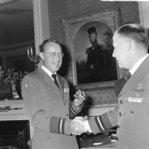 Prins Bernhard ontvangt gouden vliegersinsigne van Luitenant-Generaal A.B. Wolff, Bestanddeelnr 919-1020