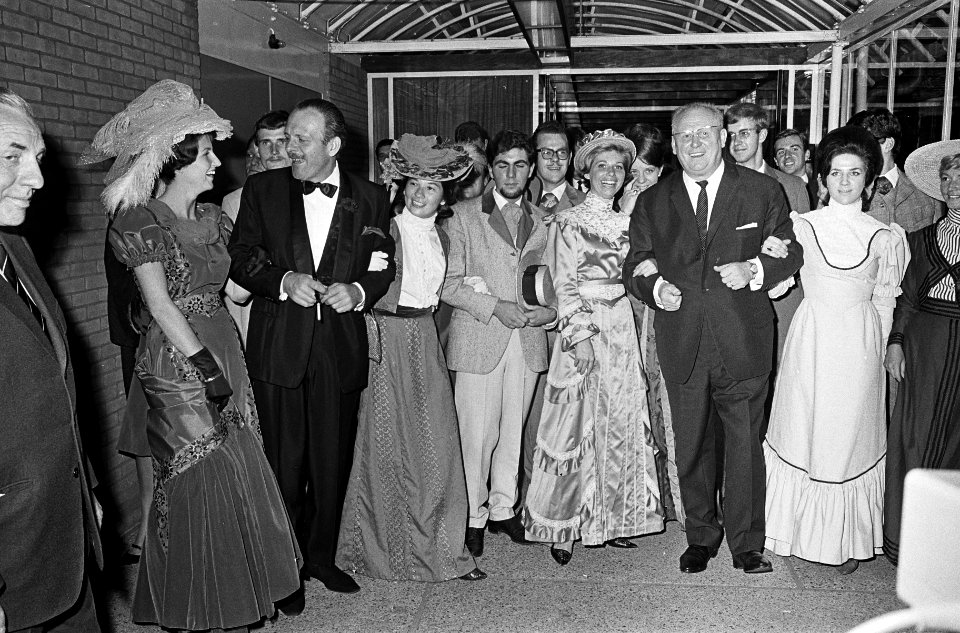 Premiere in bioscoop Du Midi van de film Knotsgekke kerels in hun vliegende kra, Bestanddeelnr 917-9686