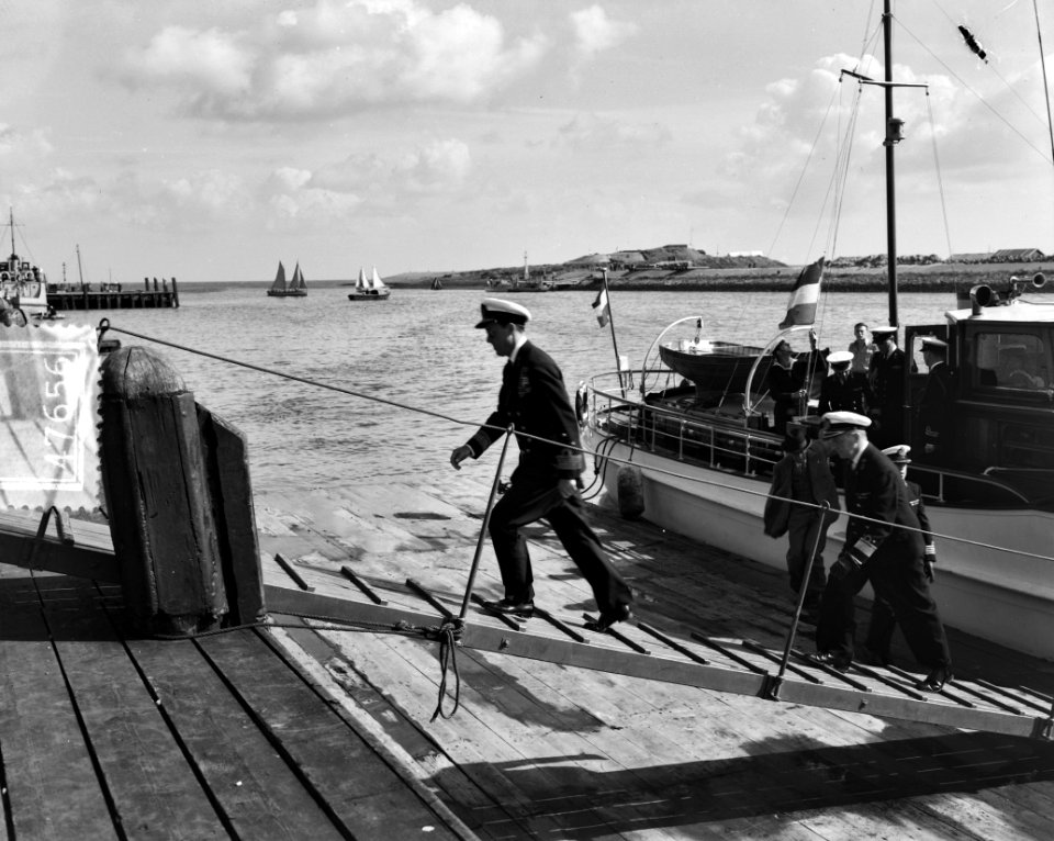 Prins Bernhard in Den Helder opleiding koopvaardijker bij havenwerken, Bestanddeelnr 904-7656