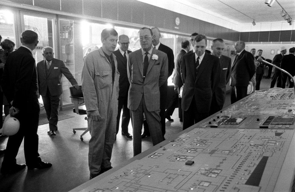 Prins Bernhard opent Flevocentrale van de Provinciale Geldersche Electriciteits , Bestanddeelnr 922-8595
