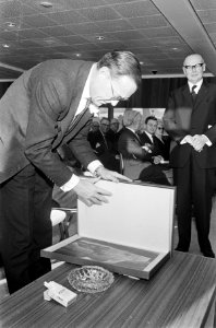 Prins Bernhard opende grafische fabriek te Haarlem, de prins kreeg een exemplaar, Bestanddeelnr 919-9481