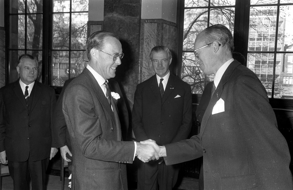 Prins Bernhard opende het Instituut voor het Bank- en Effectenbedrijf in Amsterd, Bestanddeelnr 921-8415