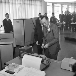 Prins Bernhard opende computerfabriek N.V. Electrologica te Rijswijk, de Prins t, Bestanddeelnr 917-1786