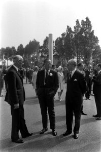 Prins Bernhard, minister Bakker en president-directeur During praten na, Bestanddeelnr 922-6482
