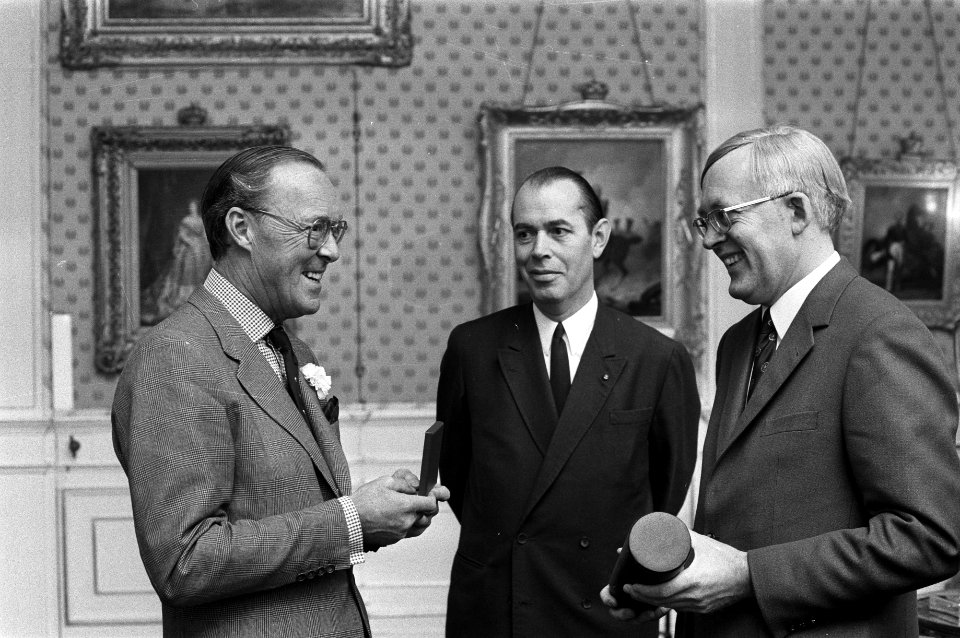 Prins Bernhard ontvangt prof dr SR Steinmetzprijs van prof dr De Vries op , Bestanddeelnr 925-1273