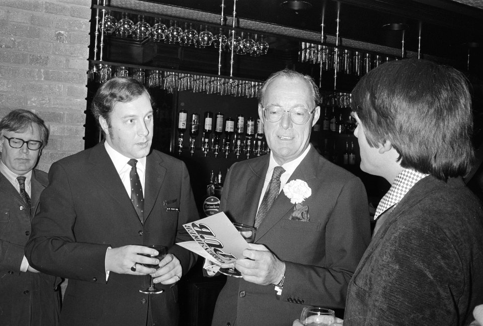 Prins Bernhard (m) in de Engelse pub van het hotel, Bestanddeelnr 924-4277