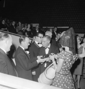 Prins Bernhard bij premiere El Cid te Rotterdam Dhr Keizer en prins Bernhard, Bestanddeelnr 913-2912