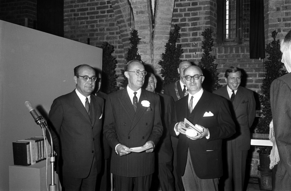 Prins Bernhard (2de van links) die de opening verrichtte. Rechts zijn aanstaand…, Bestanddeelnr 918-3353