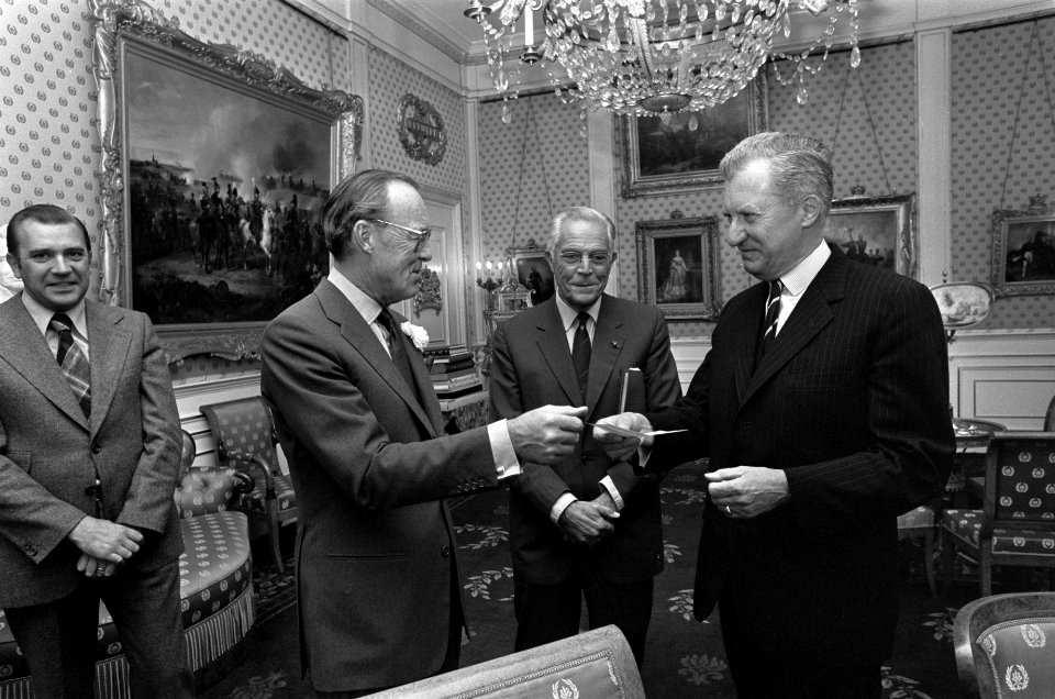 Prins Bernhard ontvangt cheque van A G Sijthoff namens Nederlandse dagbladen v, Bestanddeelnr 927-5167