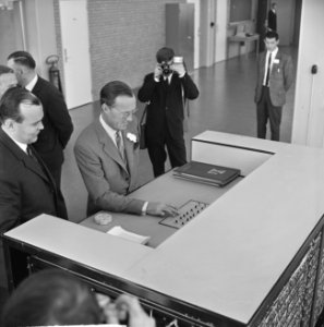 Prins Bernhard opende computerfabriek N.V. Electrologica te Rijswijk, de Prins t, Bestanddeelnr 917-1784
