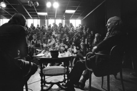 Premier Den Uyl spreekt met studenten en Huub Oosterhuis in de Populier , Amst, Bestanddeelnr 928-4065
