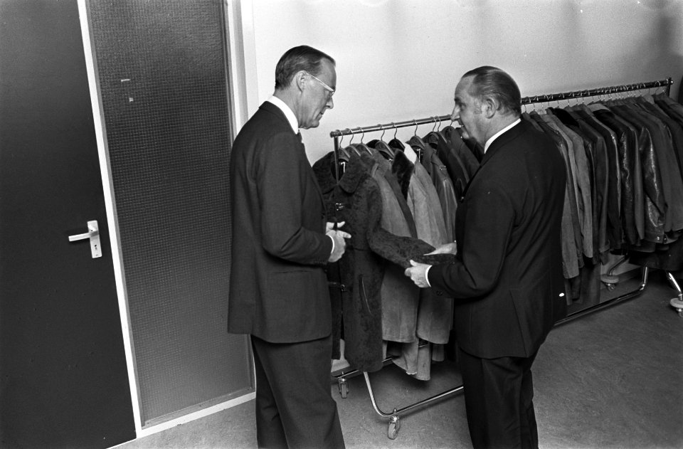 Prins Bernhard opende Confectiecentrum Amsterdam. Prins Bernhard tijdens rondgan, Bestanddeelnr 921-2013