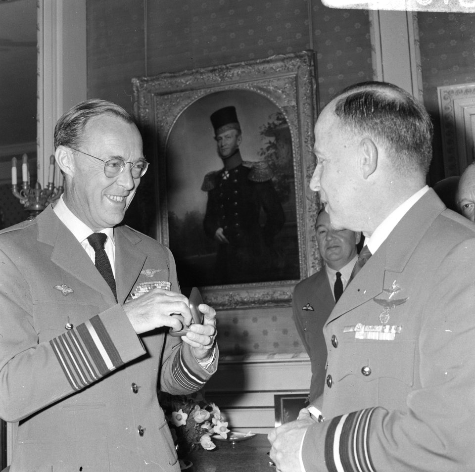 Prins Bernhard ontvangt gouden vliegersinsigne van Luitenant-Generaal A.B. Wolff, Bestanddeelnr 919-1018