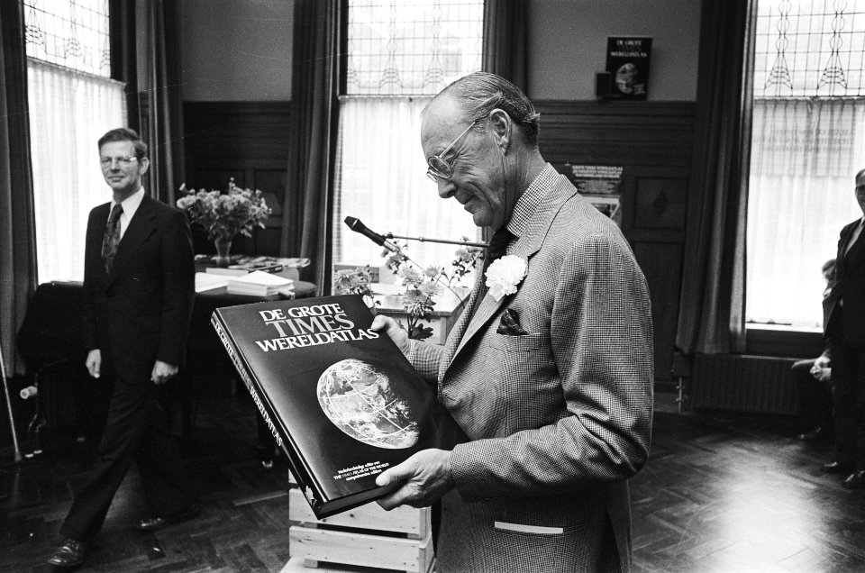 Prins Bernhard ontvangt eerste exemplaar Grote Times Wereld Atlas de Prins met , Bestanddeelnr 929-8933