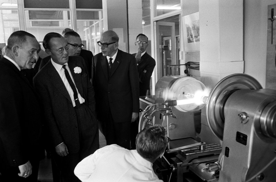 Prins Bernhard bracht bezoek aan de Technische Hogeschool te Eindhoven, de Prins, Bestanddeelnr 916-9052