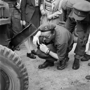 Prins Bernhard bij zijn jeep na een aanrijding, Bestanddeelnr 900-2859