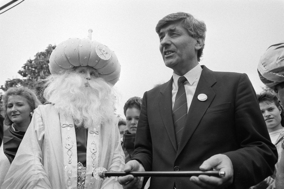 Premier Lubbers krijgt, op verkiezingstoernee in de Efteling, een toverstaf, Bestanddeelnr 933-6586