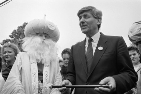 Premier Lubbers krijgt, op verkiezingstoernee in de Efteling, een toverstaf, Bestanddeelnr 933-6586