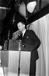 Prins Bernhard opent Jeugdlaboratorium Evoluon van Philips in Eindhoven, Bestanddeelnr 923-0268