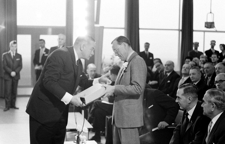 Prins Bernhard opent complex van PIT in Eindhoven Prins tijdens rondgang, Bestanddeelnr 913-4356