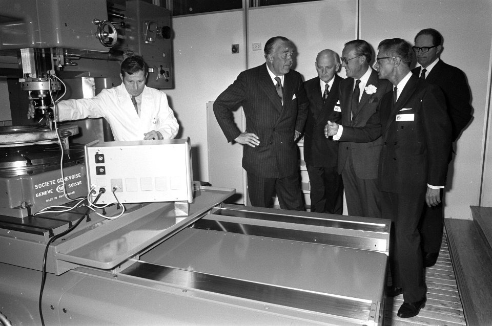 Prins Bernhard en prins Bert van Zweden tijdens rondleiding, Bestanddeelnr 925-5423