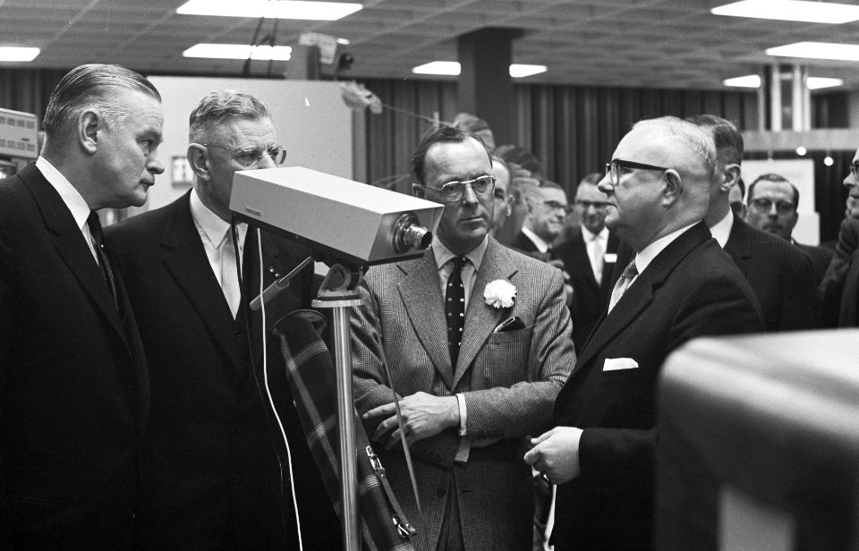 Prins Bernhard opent complex van PIT in Eindhoven Prins bij apparaten, Bestanddeelnr 913-4364