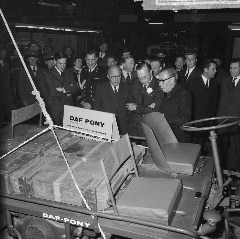 Prins Bernhard op de RAI, de Prins bij de Ford stand, Bestanddeelnr 917-4673