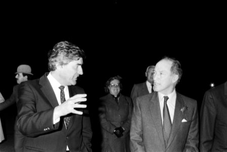 Premier Lubbers (l) begroet premier Trudeau van Canada op vliegveld Valkenburg, Bestanddeelnr 932-7640