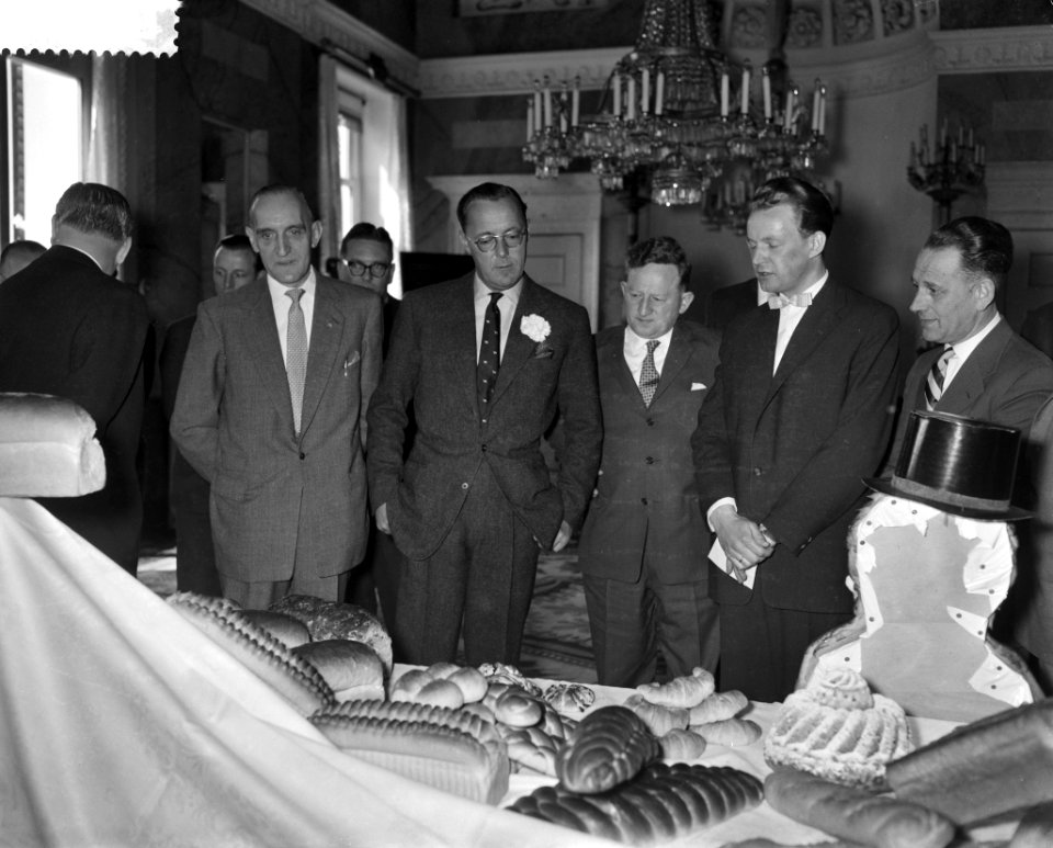 Prins Bernhard ontvangt een Vader Abraham van de Zwolse bakkerscursistenvereni, Bestanddeelnr 910-3398