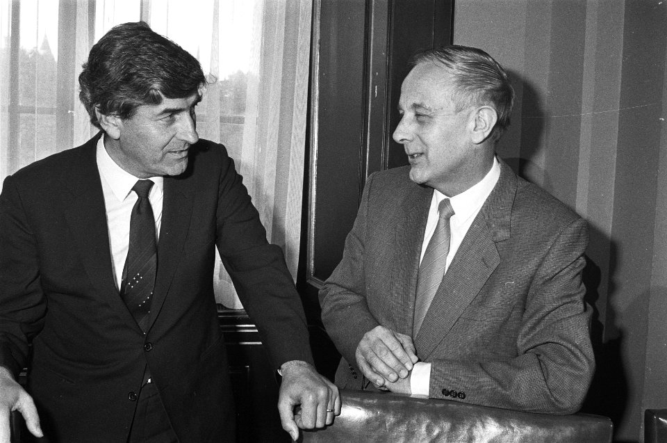 Premier Lubbers (l) en dhr. Steenkamp, Bestanddeelnr 932-6942