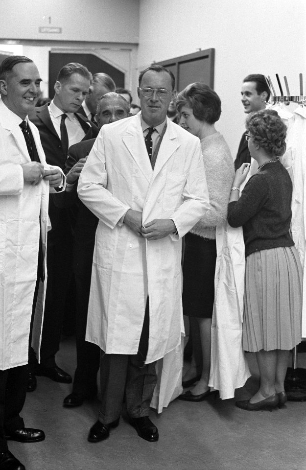 Prins Bernhard opent complex van PIT in Eindhoven. Prins trekt stofjas aan, Bestanddeelnr 913-4359
