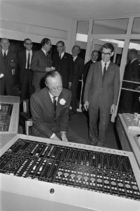 Prins Bernhard opende nieuwe NTS studio. Overzicht nieuwe studio (ingang), Bestanddeelnr 920-7498
