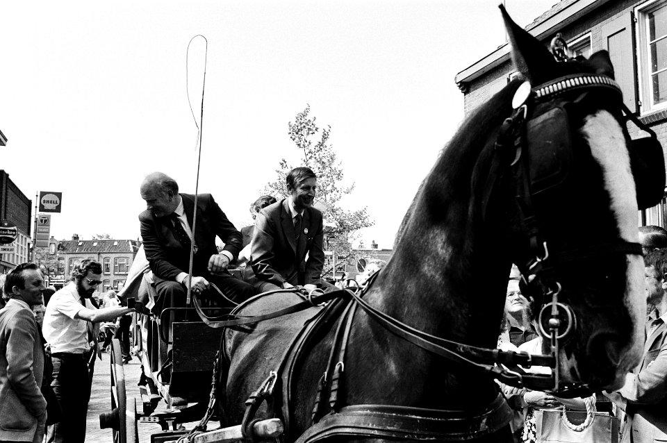 Premier Van Agt bezoekt Woerden i.v.m. verkiezingscampag van CDA, Van Agt op een door een paard getrokken kar, Bestanddeelnr 931-4831