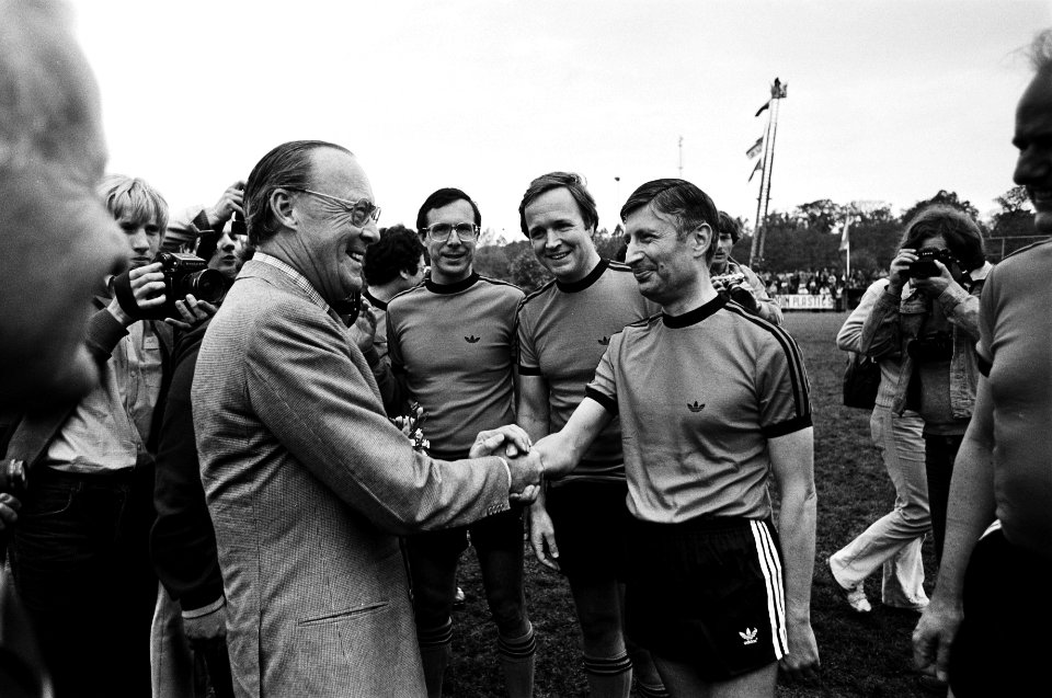 Prins Bernhard, van Agt (CDA), Brinkhorst (D66) en Terlouw (D66), Bestanddeelnr 930-2844