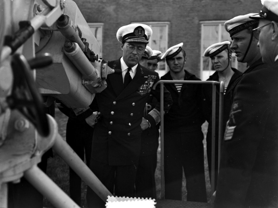 Prins Bernhard in Den Helder opleiding koopvaardijker bij havenwerken, Bestanddeelnr 904-7653