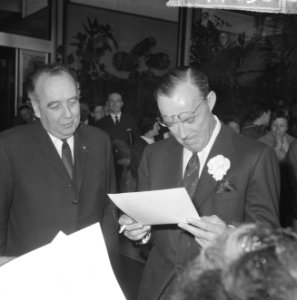 Prins Bernhard bij lunch Amsterdamse Kamer van Koophandel , de Prins leest persc, Bestanddeelnr 917-7836