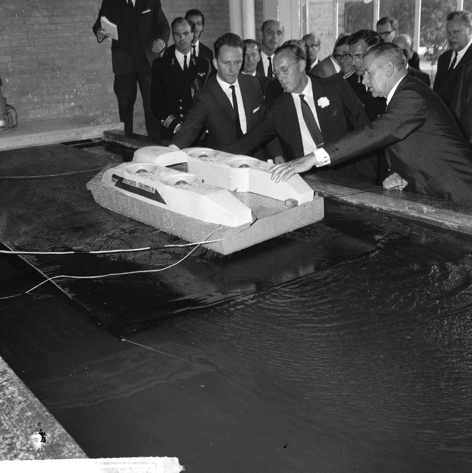 Prins Bernhard opende golfstromingslaboratorium te Wageningen, de Prins bij het , Bestanddeelnr 917-8657