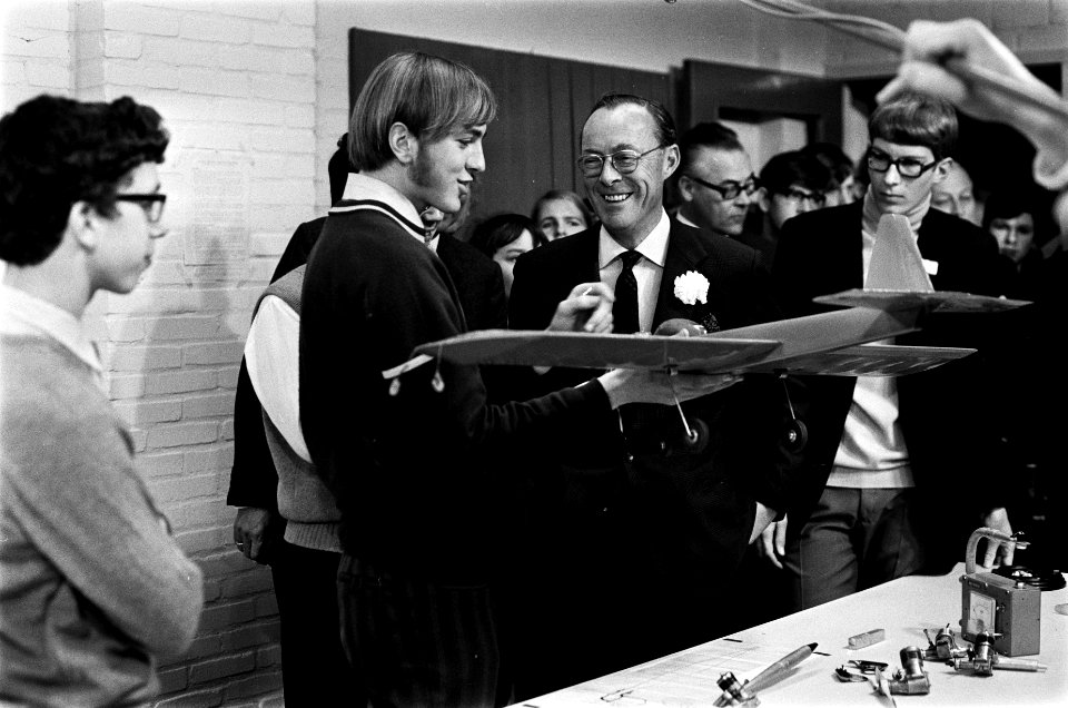 Prins Bernhard opent Jeugdlaboratorium Evoluon van Philips in Eindhoven. Prins B, Bestanddeelnr 923-0264