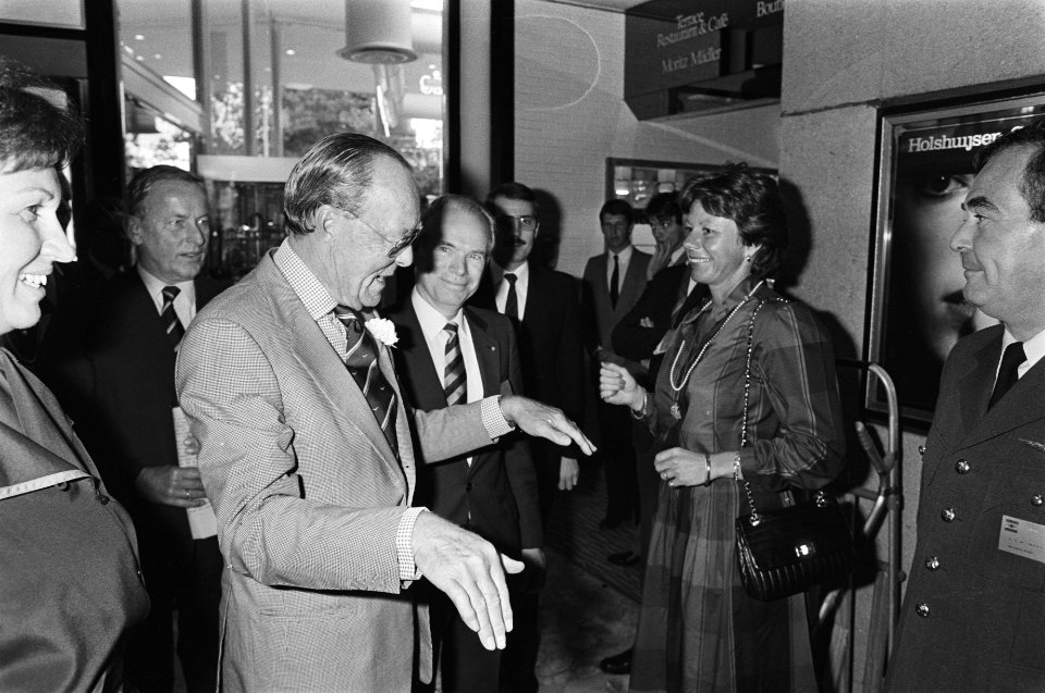Prins Bernhard en minister Smit-Kroes (Verkeer), midden voorzitter van de Tweede, Bestanddeelnr 932-6879