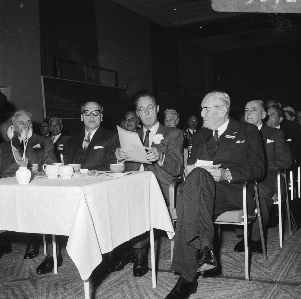 Prins Bernhard opende AII-congres, v.l.n.r. Minister Vrolijk , Zijne Koninklijke, Bestanddeelnr 919-0720