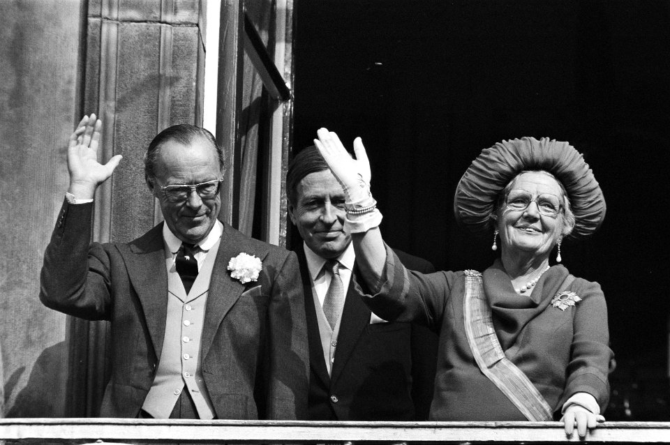 Prins Bernhard, prins Claus en koningin Juliana op het balkon van het Paleis Lan, Bestanddeelnr 928-7921
