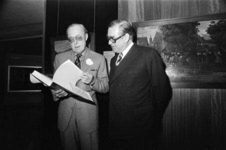 Prins Bernhard ontvangt deel 12 van Nieuwe Algemene Geschiedenis der Nederlande, Bestanddeelnr 929-4810