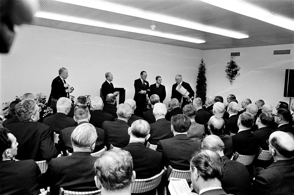 Prins Bernhard opent het Verzekeringsgebouw in Den Haag . Links prins Bernhard, Bestanddeelnr 923-0287